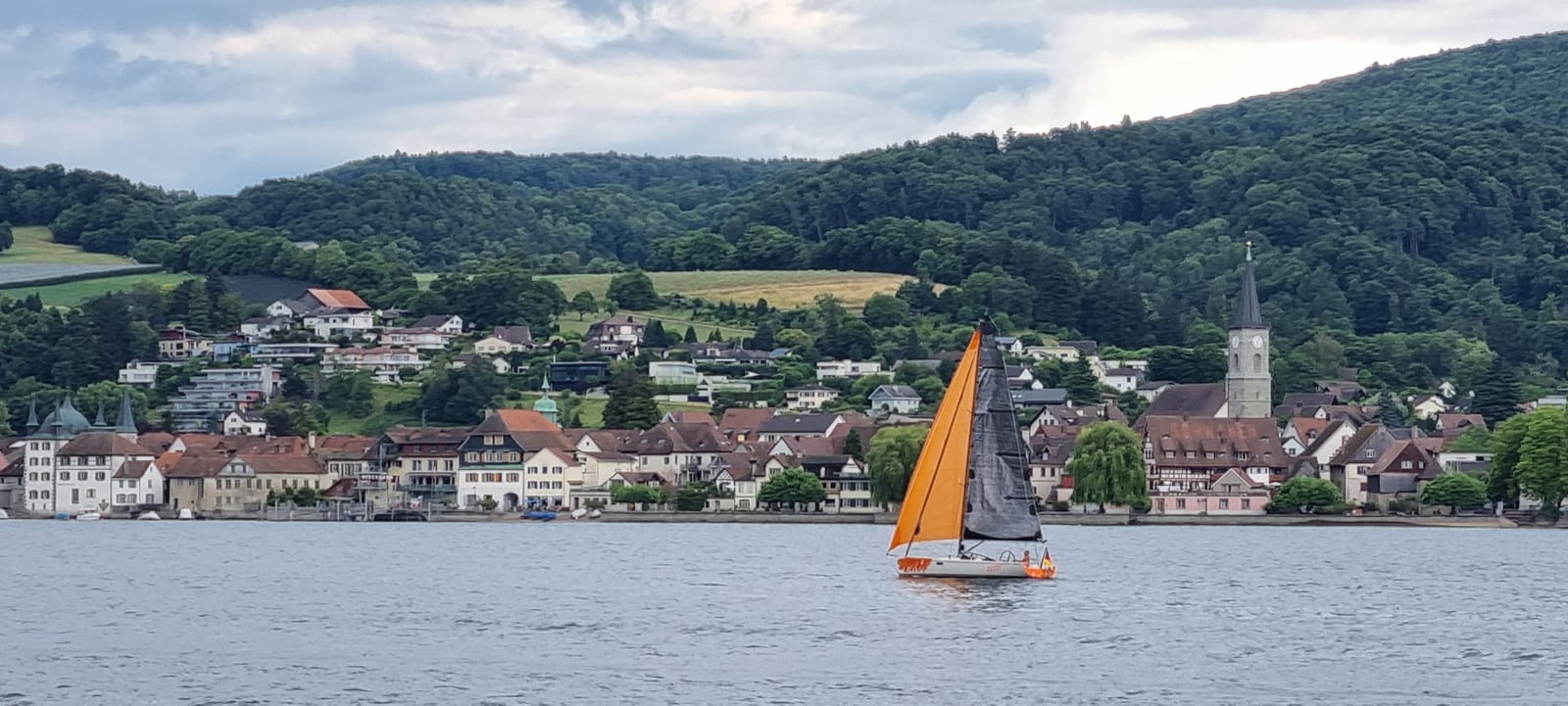 Segelboot vor Steckborn mit Kirchturm